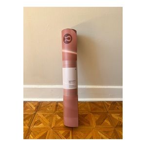 LULULEMON REVERSIBLE MAT 5 MM IN CHALKY ROSE